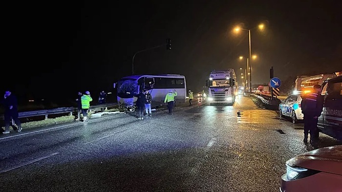 В Турции столкнулись туристический и полицейский автобусы