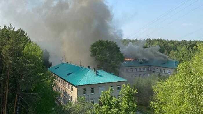 Пациентов эвакуировали из полыхающей клинической больницы в Новосибирске (ВИДЕО)