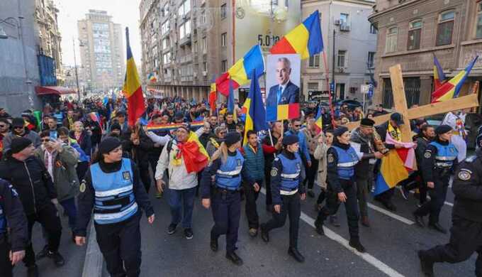 В Бухаресте проходят митинги в поддержку Джорджеску после отмены его победы на выборах